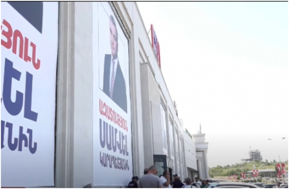 Со стен ТЦ «Далма Гарден Молл» убирают постеры Самвела Карапетяна (видео)